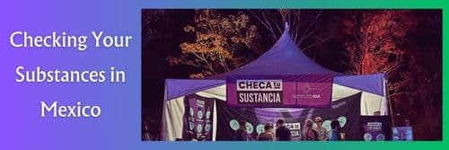 Una carpa morada en un evento nocturno con los logotipos de 'CHECA TU SUSTANCIA' e 'INSTITUTO RIA', instalada como un puesto de información.